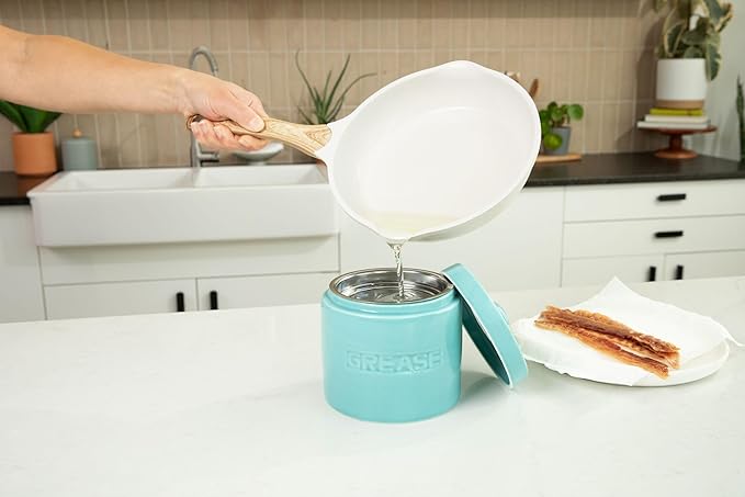 Bacon Grease Saver with Strainer - Ceramic Grease Container 1L Storage Canister | Holds Bacon Fat Drippings | Oil Keeper for Kitchen Counter Storage
