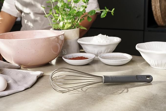 Zyliss Balloon Whisk - Sustainable Wheatstraw Handle Wire Head Whisk - Nonstick Heat-Resistant Cooking Tool for Whisking, Beating, & Mixing Cookware - Easy to Use - 11.8" x 2.5" - Beluga Grey - Large