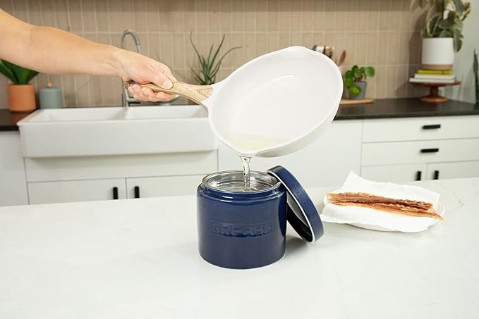 Bacon Grease Saver with Strainer - Ceramic Grease Container 1L Storage Canister | Holds Bacon Fat Drippings | Oil Keeper for Kitchen Counter Storage