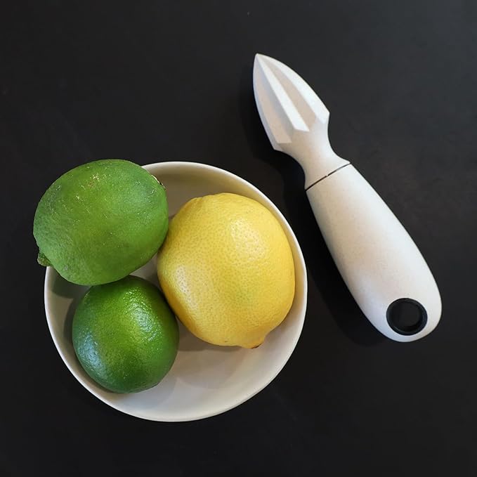 Beille Handheld Lemon Squeezer Citrus Reamer Wheat Straw Kitchen Gadgets, 6.5 in