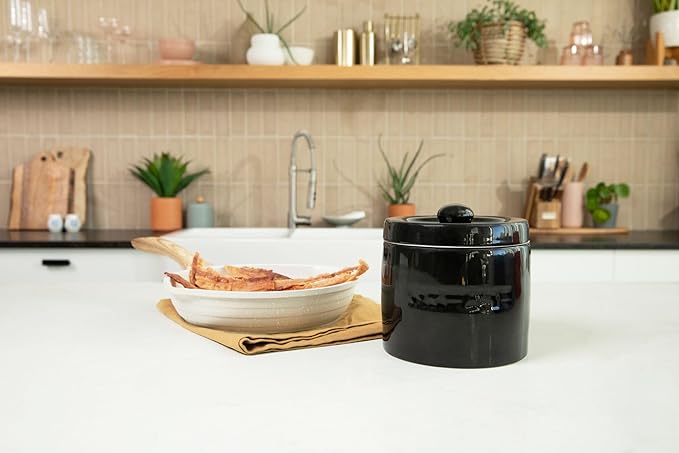 Bacon Grease Saver with Strainer - Ceramic Grease Container 1L Storage Canister | Holds Bacon Fat Drippings | Oil Keeper for Kitchen Counter Storage