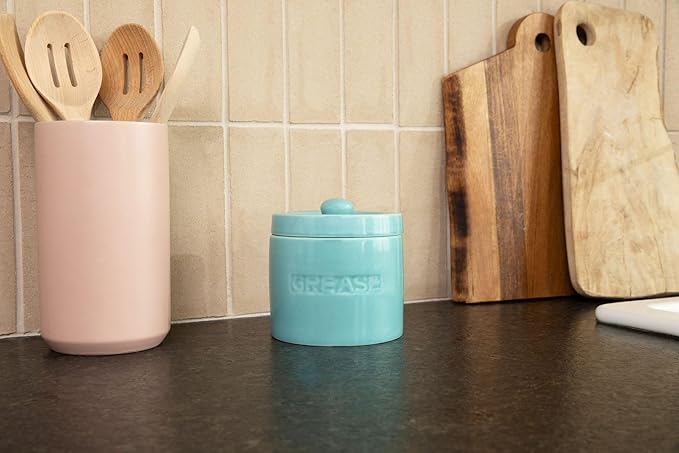 Bacon Grease Saver with Strainer - Ceramic Grease Container 1L Storage Canister | Holds Bacon Fat Drippings | Oil Keeper for Kitchen Counter Storage