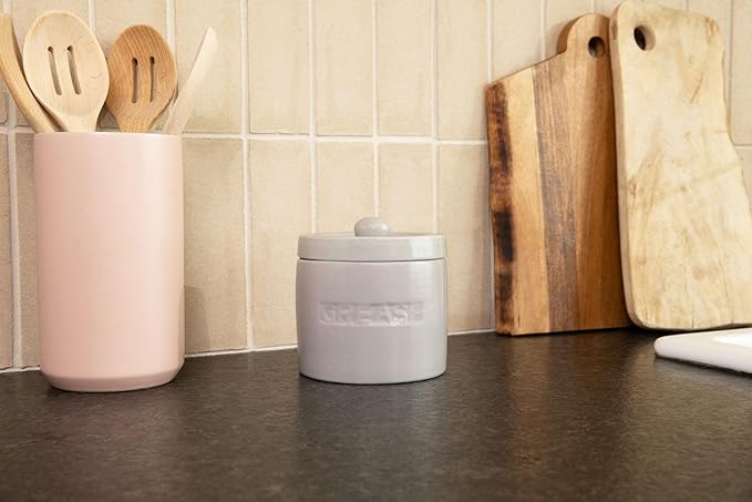 Bacon Grease Saver with Strainer - Ceramic Grease Container 1L Storage Canister | Holds Bacon Fat Drippings | Oil Keeper for Kitchen Counter Storage
