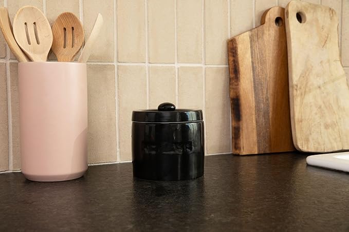 Bacon Grease Saver with Strainer - Ceramic Grease Container 1L Storage Canister | Holds Bacon Fat Drippings | Oil Keeper for Kitchen Counter Storage
