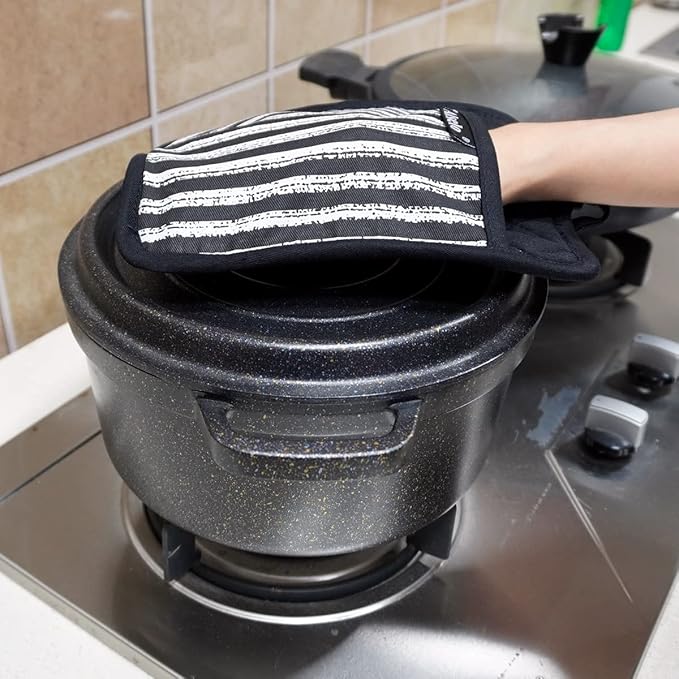 Silicone Pot Holders Set of 3 Heat Resistant & Non Slip Potholders, Professional Oven Hot Pads with Pockets Mitts for Kitchen Cooking Baking Barbecue (3, Black)