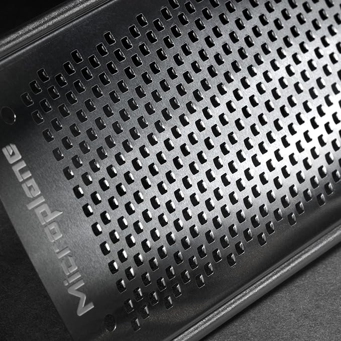 Microplane Gourmet Series Hand Held Cheese Grater (Fine, Red)