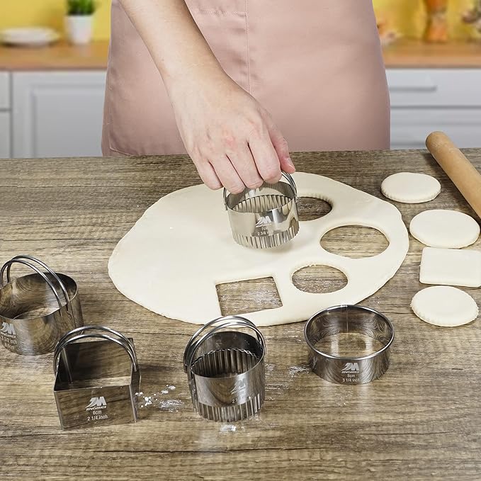 Fluted cookie cutter Set 1.75inch 2inch 2.25inch 2.75inch 3.25inch, Stainless Steel Round Biscuit Cutters with Handle, Wave Cookies Cutter with Fluted Edge, Baking Dough Tools, 5pcs GIFT