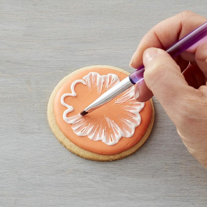 Wilton 2-Piece Dusting Brush Set - Apply Color Accent to Cakes with These two Brushes for Cake Decorating, Soft & Easy-To-Clean Baking Brushes